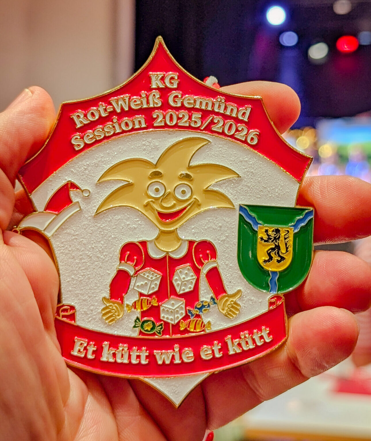 Sessionsorden der KG mit Motto "Et kütt wie es kütt", Nepujeck jongliert mit Würfeln und Kamelle.